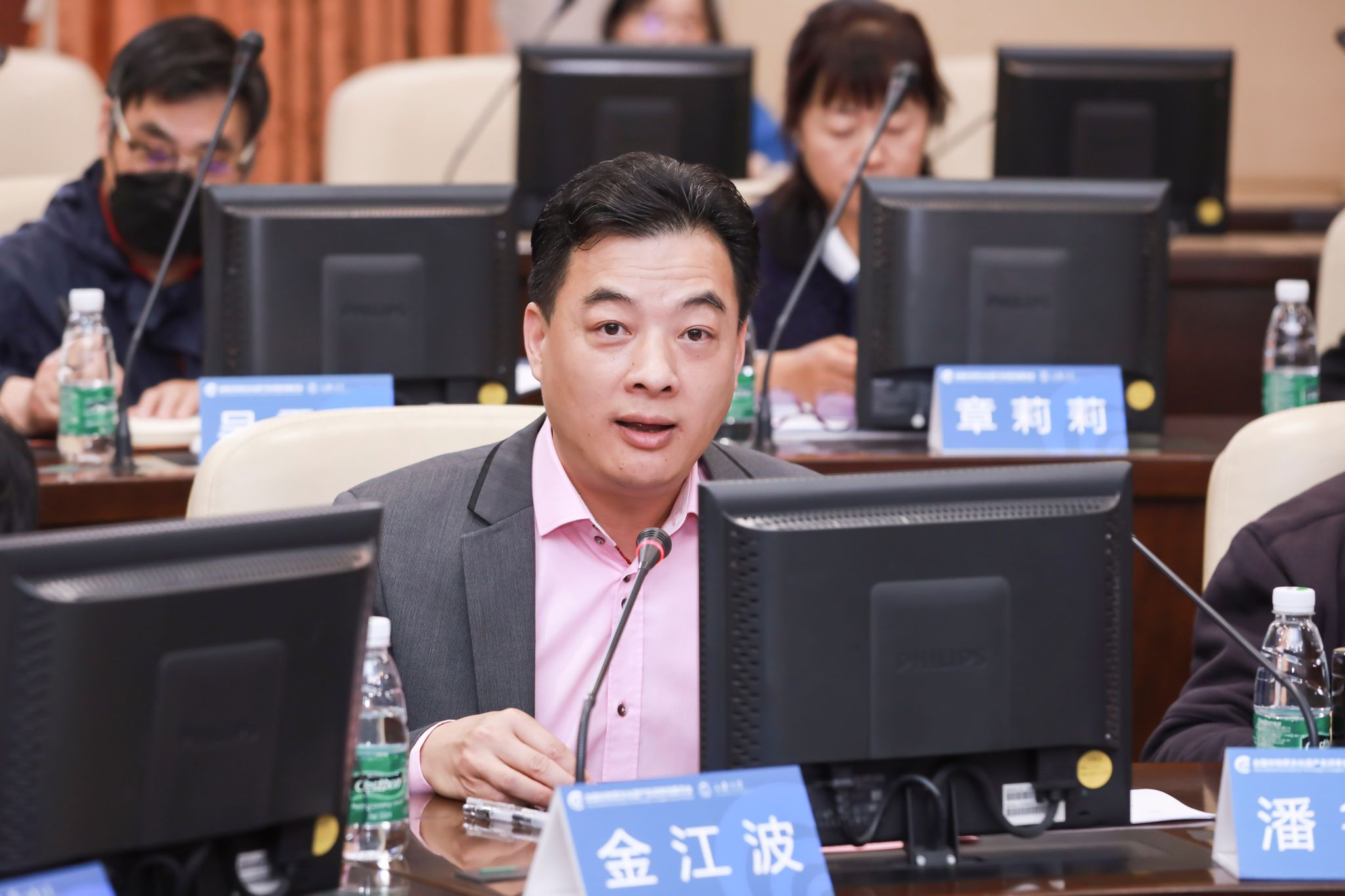 beat365英国官网网站上海美术学院执行院长、全国非遗名词委委员金江波教授代为宣读文化和旅游部非物质文化遗产司王晨阳司长的贺信.jpg beat365英国官网网站上海美术学院执行院长、全国非遗名词委委员金江波教授代为宣读文化和旅游部非物质文化遗产司王晨阳司长的贺信.jpg